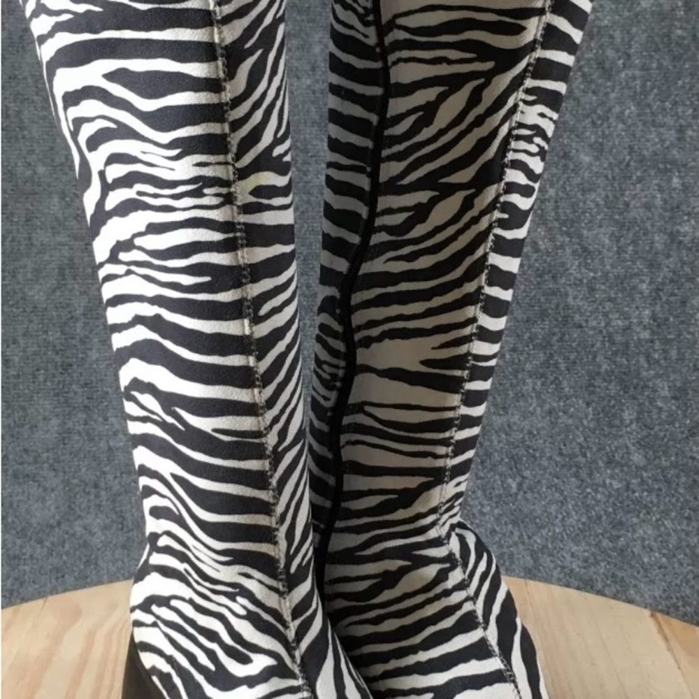 New never worn Journee Collection Boots
Macy’s Size 6 Tall Riding Boots - Picture 12 of 13